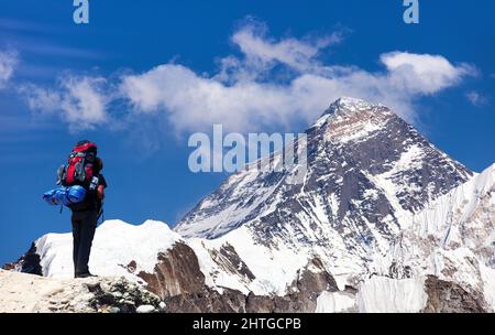 Mount Everest gesehen vom Gokyo Tal mit Touristen auf dem Weg zum Everest Basislager, Sagarmatha Nationalpark, Khumbu Tal, Nepal Himalaya Berge Stockfoto