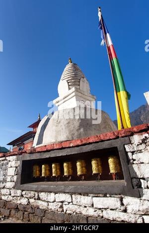 Stupa mit Gebetsfahnen und Rädern auf dem Weg von Lukla nach Namche Bazar im chauricharka Dorf in der Nähe von chheplung Dorf - nepal Stockfoto