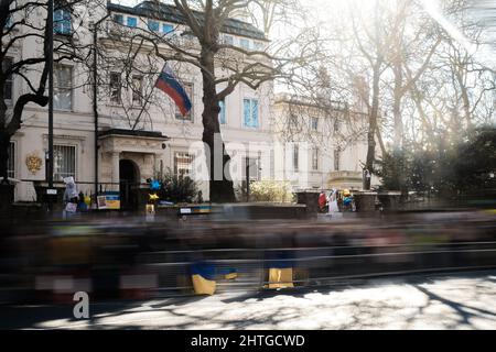 Menschen, die in der Ukraine vor der russischen Botschaft, Notting Hill Gate, London, Großbritannien, gegen den Krieg protestieren. 27.. Februar 2022 Stockfoto