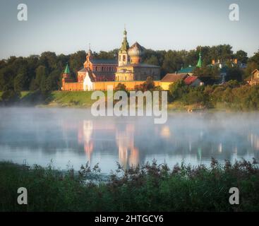 Das männliche Nikolski-Kloster in Staraya Ladoga im Leningrader Gebiet an einem nebligen Morgen auf dem Fluss Volkhov. Reisen auf den Flüssen Russlands Stockfoto