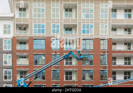 Gebäude und Krane im Bau. Brandneues, modernes Apartmentgebäude. Niemand, Straßenfoto, Platz für Text-Februar 20,2022-Vancouver BC, Stockfoto