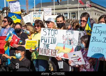 San Francisco, CA, USA - 27. Februar 2022: Menschen kamen, um die Ukraine gegen den Krieg zu unterstützen, der vom russischen Präsidenten Putin begonnen wurde. Stockfoto
