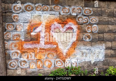 Graffiti-Kunstwerke von 1 Heart an einer Backsteinmauer entlang des Midtown Greenway Trail. Minneapolis Minnesota, USA Stockfoto