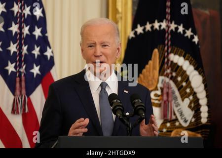 Teilnahme. 28.. Februar 2022. Der Präsident der Vereinigten Staaten, Joe Biden, macht Bemerkungen, als er und die First Lady Dr. Jill Biden am Montag, den 28. Februar 2022, eine Feier im Rahmen des Black History Month im East Room des Weißen Hauses in Washington, DC veranstalten. Schwarze Bundes-, Landes- und Kommunalbeamte sowie Bürgerrechtführer sind anwesend. Quelle: Chris Kleponis/Pool via CNP/dpa/Alamy Live News Stockfoto