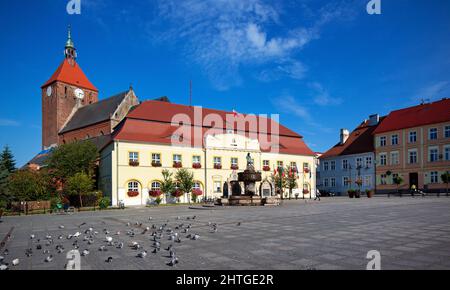 Polen, Woiwodschaft Westpommern, Darłowo - Marktplatz mit Rathaus Stockfoto