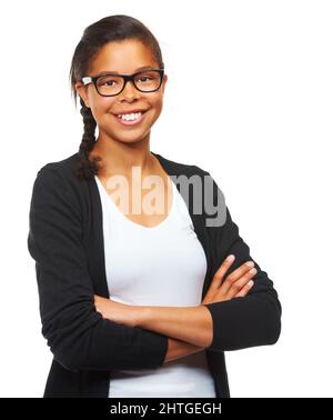 Shes ein fantastischer Student. Studioaufnahme eines lächelnden Teenagers, der vor weißem Hintergrund posiert. Stockfoto