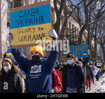 Freitag. 25.. Februar 2022. 28. Februar 2022, Massachusetts Institute of Technology, Cambridge, Massachusetts USA: Demonstranten marschieren während eines Protestes vor dem Massachusetts Institute of Technology zur Unterstützung der Ukraine. MIT hat die Beziehungen zu einer Forschungsuniversität, an der es in Russland mitgewirkt hat, abgebrochen und die „inakzeptable“ Invasion des Landes in der Ukraine zitiert. Die Universität Cambridge teilte mit, dass sie das Skolkovo-Institut für Wissenschaft und Technologie in Moskau am Freitag, den 25. Februar 2022, darüber in Kenntnis gesetzt habe, dass sie von ihrem Recht Gebrauch gemacht habe, das mit Skoltech-Programm zu beenden. Quelle: Keiko Hiromi/AFLO/Alamy Live News Stockfoto