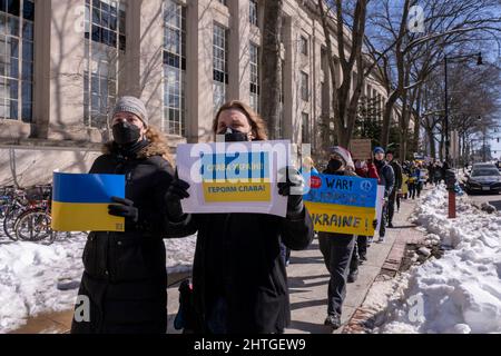 Freitag. 25.. Februar 2022. 28. Februar 2022, Massachusetts Institute of Technology, Cambridge, Massachusetts USA: Demonstranten marschieren während eines Protestes vor dem Massachusetts Institute of Technology zur Unterstützung der Ukraine. MIT hat die Beziehungen zu einer Forschungsuniversität, an der es in Russland mitgewirkt hat, abgebrochen und die „inakzeptable“ Invasion des Landes in der Ukraine zitiert. Die Universität Cambridge teilte mit, dass sie das Skolkovo-Institut für Wissenschaft und Technologie in Moskau am Freitag, den 25. Februar 2022, darüber in Kenntnis gesetzt habe, dass sie von ihrem Recht Gebrauch gemacht habe, das mit Skoltech-Programm zu beenden. Quelle: Keiko Hiromi/AFLO/Alamy Live News Stockfoto