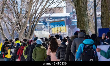 Freitag. 25.. Februar 2022. 28. Februar 2022, Massachusetts Institute of Technology, Cambridge, Massachusetts USA: Demonstranten marschieren während eines Protestes vor dem Massachusetts Institute of Technology zur Unterstützung der Ukraine. MIT hat die Beziehungen zu einer Forschungsuniversität, an der es in Russland mitgewirkt hat, abgebrochen und die „inakzeptable“ Invasion des Landes in der Ukraine zitiert. Die Universität Cambridge teilte mit, dass sie das Skolkovo-Institut für Wissenschaft und Technologie in Moskau am Freitag, den 25. Februar 2022, darüber in Kenntnis gesetzt habe, dass sie von ihrem Recht Gebrauch gemacht habe, das mit Skoltech-Programm zu beenden. Quelle: Keiko Hiromi/AFLO/Alamy Live News Stockfoto