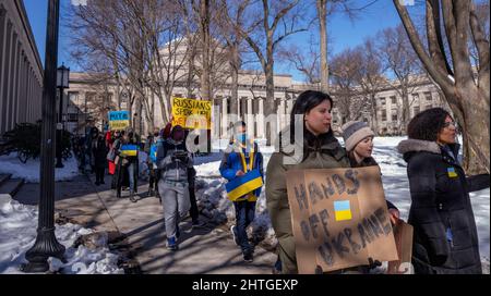 Freitag. 25.. Februar 2022. 28. Februar 2022, Massachusetts Institute of Technology, Cambridge, Massachusetts USA: Demonstranten marschieren während eines Protestes vor dem Massachusetts Institute of Technology zur Unterstützung der Ukraine. MIT hat die Beziehungen zu einer Forschungsuniversität, an der es in Russland mitgewirkt hat, abgebrochen und die „inakzeptable“ Invasion des Landes in der Ukraine zitiert. Die Universität Cambridge teilte mit, dass sie das Skolkovo-Institut für Wissenschaft und Technologie in Moskau am Freitag, den 25. Februar 2022, darüber in Kenntnis gesetzt habe, dass sie von ihrem Recht Gebrauch gemacht habe, das mit Skoltech-Programm zu beenden. Quelle: Keiko Hiromi/AFLO/Alamy Live News Stockfoto