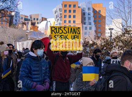 Freitag. 25.. Februar 2022. 28. Februar 2022, Massachusetts Institute of Technology, Cambridge, Massachusetts USA: Demonstranten marschieren während eines Protestes vor dem Massachusetts Institute of Technology zur Unterstützung der Ukraine. MIT hat die Beziehungen zu einer Forschungsuniversität, an der es in Russland mitgewirkt hat, abgebrochen und die „inakzeptable“ Invasion des Landes in der Ukraine zitiert. Die Universität Cambridge teilte mit, dass sie das Skolkovo-Institut für Wissenschaft und Technologie in Moskau am Freitag, den 25. Februar 2022, darüber in Kenntnis gesetzt habe, dass sie von ihrem Recht Gebrauch gemacht habe, das mit Skoltech-Programm zu beenden. Quelle: Keiko Hiromi/AFLO/Alamy Live News Stockfoto