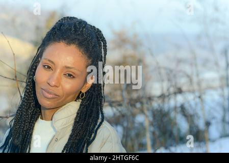 Porträt einer attraktiven afroamerikanischen Frau im Freien Stockfoto