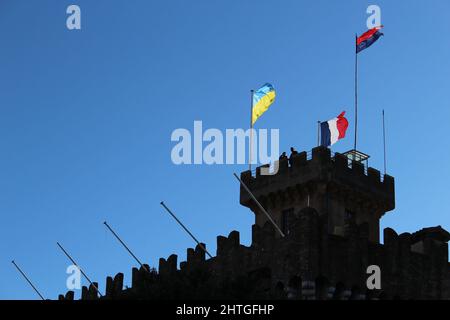 Cagnes sur Mer, Frankreich - 28. Februar 2022: Die Flaggen von Frankreich und Cagnes sur Mer flogen in Solidarität mit der ukrainischen Flagge gegen die russische Invasion Stockfoto