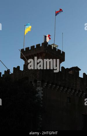 Cagnes sur Mer, Frankreich - 28. Februar 2022: Als Zeichen der Solidarität fliegt die ukrainische Flagge mit den Flaggen Frankreichs und Cagnes sur Mer an der Riviera Stockfoto