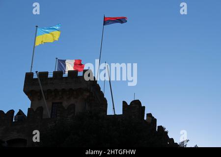 Cagnes sur Mer, Frankreich - 28. Februar 2022: Als Zeichen der Solidarität fliegt die ukrainische Flagge mit den Flaggen Frankreichs und Cagnes sur Mer an der Riviera Stockfoto