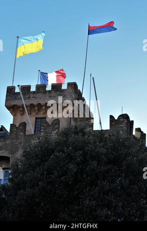 Cagnes sur Mer, Frankreich - 28. Februar 2022: Ukrainische Flagge mit den Flaggen von Frankreich und Cagnes sur Mer in Cote d'Azur in Solidarität mit der Ukraine geflogen Stockfoto