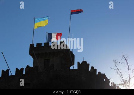 Cagnes sur Mer, Frankreich - 28. Februar 2022: Ukrainische Flagge mit den Flaggen von Frankreich und Cagnes sur Mer in Cote d'Azur in Solidarität mit der Ukraine geflogen Stockfoto