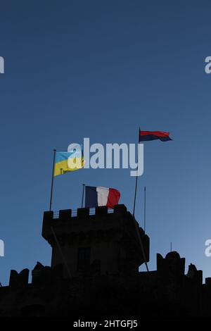 Cagnes sur Mer, Frankreich - 28. Februar 2022: Ukrainische Flagge, die als Zeichen der Solidarität mit den Flaggen von Frankreich und Cagnes sur Mer an der Riviera geflogen ist Stockfoto