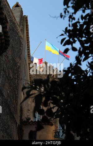 Cagnes sur Mer, Frankreich - 28. Februar 2022: Die ukrainische Flagge flog solidarisch auf Château Grimaldi, wie von den Gassen in Haut de Cagnes aus gesehen. Stockfoto