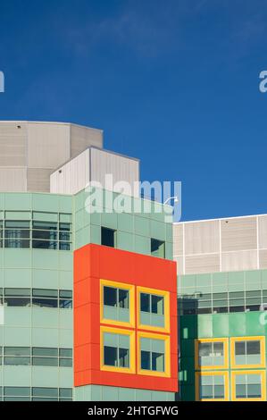 Calgary, Alberta - 27. Februar 2022: Außenansicht des farbenfrohen Alberta Childrens Hospital in Calgary. Stockfoto