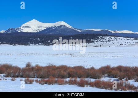 west Goat und East Goat Peaks in der Anaconda Range über dem Big Hole Valley im Winter in der Nähe von Wisdom, montana Stockfoto