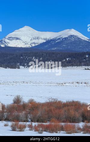 west Goat und East Goat Peaks in der Anaconda Range über dem Big Hole Valley im Winter in der Nähe von Wisdom, montana Stockfoto