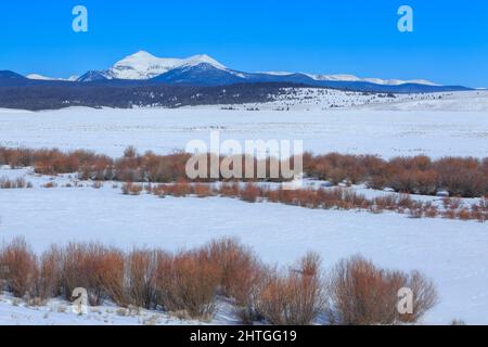 west Goat und East Goat Peaks in der Anaconda Range über dem Big Hole Valley im Winter in der Nähe von Wisdom, montana Stockfoto