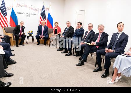 Präsident Donald J. Trump nimmt an einem bilateralen Treffen mit dem Präsidenten der Russischen Föderation Wladimir Putin während des Japan Summit G20 am Freitag, den 28. Juni 2019, in Osaka, Japan, Teil. Stockfoto