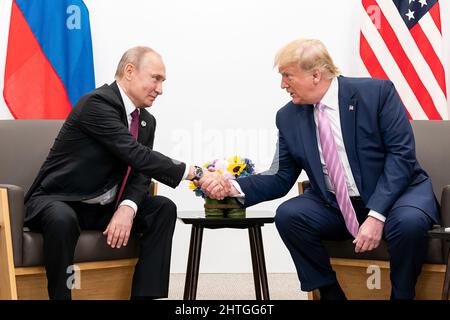 Präsident Donald J. Trump nimmt an einem bilateralen Treffen mit dem Präsidenten der Russischen Föderation Wladimir Putin während des Japan Summit G20 am Freitag, den 28. Juni 2019, in Osaka, Japan, Teil. Stockfoto