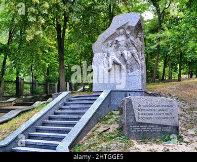 Der Mariinskyi Park (ukrainisch: Маріїнський парк, Mariyins'kyi Park) ist ein Park im Stadtteil Pechersk vor dem Obersten Rat der Ukraine Stockfoto