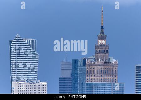 Panorama der Warschauer Wolkenkratzer aus großer Entfernung an einem klaren Frühlingstag Stockfoto