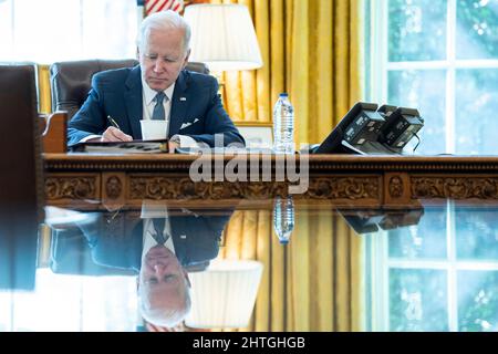 Washington, Vereinigte Staaten Von Amerika. 28.. Februar 2022. Washington, Vereinigte Staaten von Amerika. 28. Februar 2022. US-Präsident Joe Biden hält eine Telefonkonferenz mit NATO-Verbündeten ab, um die anhaltende Krise in der Ukraine zu diskutieren, vom Oval Office des Weißen Hauses am 28. Februar 2022 in Washington, DC Quelle: Adam Schultz/White House Photo/Alamy Live News Stockfoto