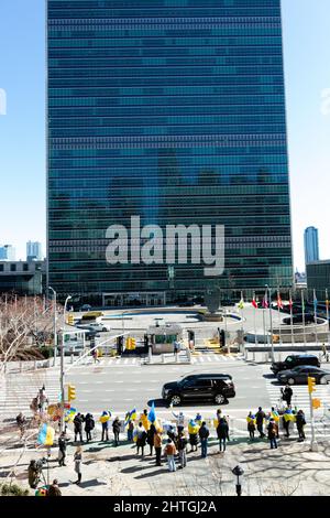 New York, NY, USA. 28.. Februar 2022. Pro-ukrainische Demonstranten treffen auf die Vereinten Nationen von der anderen Seite der First Avenue aus. Quelle: Ed Lefkowicz/Alamy Live News Stockfoto