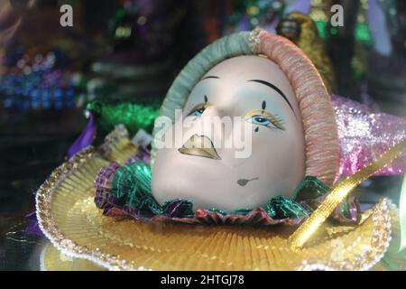 Eine Mardi Gras Maske aus Porzellan im French Quarter, New Orleans Stockfoto