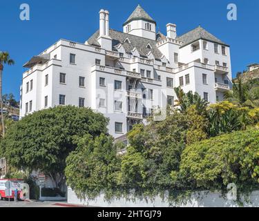 Los Angeles, CA, USA - 28. Februar 2022: Außenansicht des historischen Chateau Marmont Hotels am Sunset Boulevard in Los Angeles, CA. Stockfoto