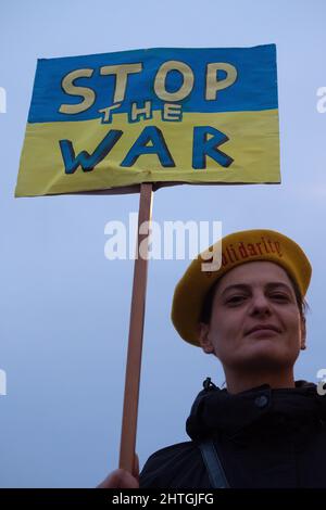 London, Großbritannien. 28.. Februar 2022. Ukrainer und Anhänger protestieren auf dem Trafalgar-Platz, während russische Truppen Regionen der Ukraine angreifen und besetzen. Demonstranten fordern ein Ende des Krieges und Boris Johnson verhängt Sanktionen gegen Russland, einige vergleichen Putin mit Hitler. Quelle: Joao Daniel Pereira Stockfoto
