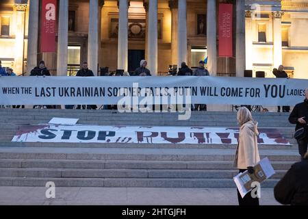 London, Großbritannien. 28.. Februar 2022. Ukrainer und Anhänger protestieren auf dem Trafalgar-Platz, während russische Truppen Regionen der Ukraine angreifen und besetzen. Demonstranten fordern ein Ende des Krieges und Boris Johnson verhängt Sanktionen gegen Russland, einige vergleichen Putin mit Hitler. Quelle: Joao Daniel Pereira Stockfoto
