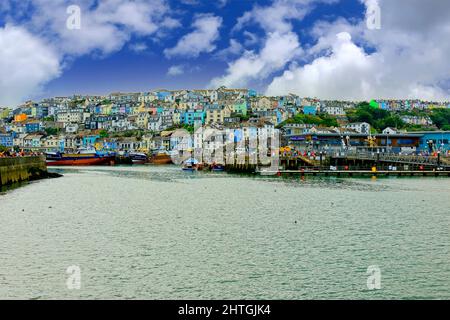 Blick über den Yachthafen auf die bunten Gebäude in Brixham Stockfoto