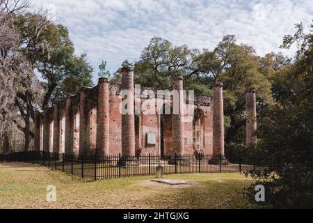 Die Ruinen der Old Sheldon Church sind ein malerischer Halt für Fotografen und Touristen, die das Tiefland von South Carolina in der Nähe von Beaufort besuchen. Stockfoto