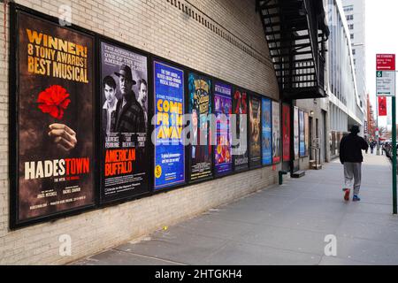 NEW YORK CITY, NY -20 FEB 2022- Ansicht von Plakaten für Broadway-Musicalshows auf der Straße in New York City, USA. Stockfoto