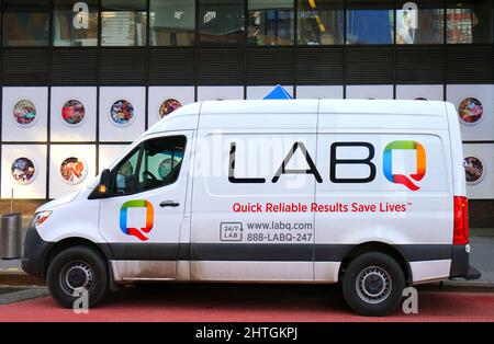 NEW YORK CITY, NY -20 FEB 2022- Ansicht eines LabQ COVID-19 Testwagens auf der Straße in New York City, USA. Stockfoto