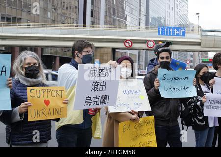 Taipei City, Taiwan. 25.. Februar 2022. (2/25/2022) Eine Gruppe von freiwilligen ukrainischen, weißrussischen, kasachischen, litauischen, Russische und taiwanesische Menschen versammelten sich vor dem Gebäude des Repräsentantenbüros der Koordinierungskommission Moskau-Taipeh, um gegen die russische Invasion in der Ukraine zu protestieren und Solidarität mit den Menschen zu zeigen, die unter dem Krieg leiden. (Foto: Yunjie Liao/Pacific Press/Sipa USA) Quelle: SIPA USA/Alamy Live News Stockfoto