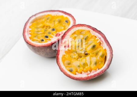 Passionsfrucht, Maracuja auf dem weißen Teller. Food-Fotografie. Stockfoto