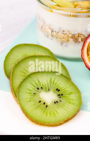 Über Nacht Hafer mit frischen Passionsfrüchten, Kiwi und Chia-Samen im Glas, Food-Fotografie Stockfoto