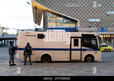 Moskau, Russland - 28. Februar 2022 protestieren die Russen gegen die russische Invasion in der Ukraine. Die Polizei, die Bereitschaftspolizei und die Nationalgarde patrouillieren auf der Bude Stockfoto