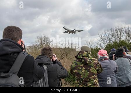 Plane Spotters auf dem Mildehall Air Field fotografieren McDonnell Douglas VC10 Extenderlanding nach dem Rückflug aus Mitteleuropa Stockfoto