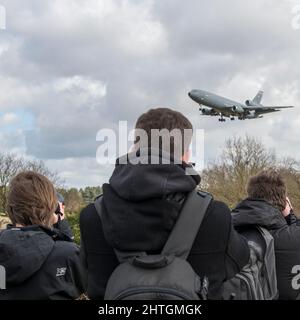 Plane Spotters auf dem Mildehall Air Field fotografieren McDonnell Douglas VC10 Extenderlanding nach dem Rückflug aus Mitteleuropa Stockfoto