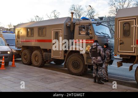 Moskau, Russland - 28. Februar 2022 protestieren die Russen gegen die russische Invasion in der Ukraine. Die Polizei, die Bereitschaftspolizei und die Nationalgarde patrouillieren auf der Bude Stockfoto