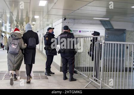 Moskau, Russland - 28. Februar 2022 protestieren die Russen gegen die russische Invasion in der Ukraine. Die Polizei, die Bereitschaftspolizei und die Nationalgarde patrouillieren auf der Bude Stockfoto