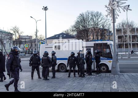 Moskau, Russland - 28. Februar 2022 protestieren die Russen gegen die russische Invasion in der Ukraine. Die Polizei, die Bereitschaftspolizei und die Nationalgarde patrouillieren auf der Bude Stockfoto